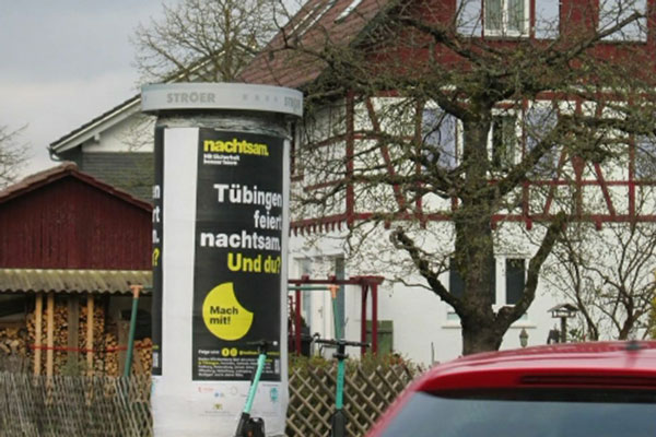 Litfaßsäule mit Plakat